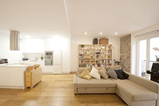 Reforma con muebles de cocina blancos en Donostia
