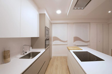 Reforma de cocina en Donostia. Muebles de cocina combinados blanco-piedra